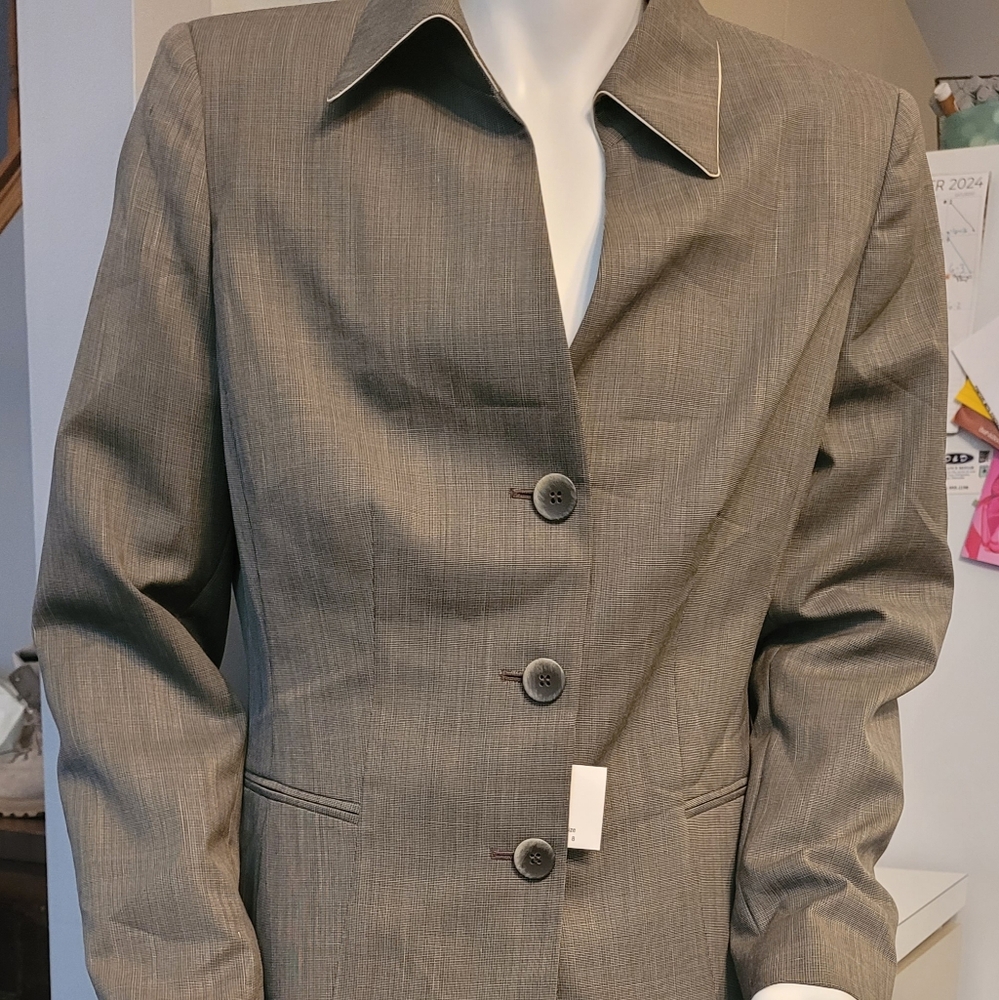 NEW Women's Kasper Skirt Suit Size 8  Two Piece Set blazer & skirt